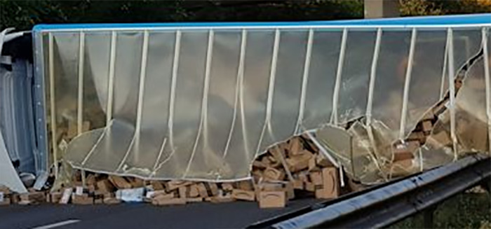 亚马逊卡车在美国A27公路撞毁，导致数千包裹丢失 